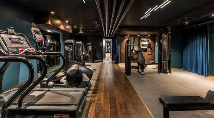 Komplet udstyret fitnesscenter med løbebånd, crosstrainer og styrkemaskiner til kommerciel træning