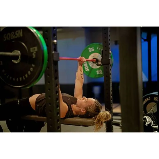 SQ&SN V2 CF Olympisk Competition Vægtstang 15 kg Pink/Black Sleeve fra SQ&SN SQ&SN V2 CF Olympisk Competition Vægtstang 15 kg Pink/Black Sleeve fra SQ&SN