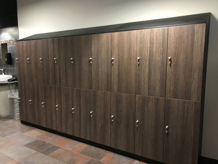 Træningsskabsløsning med mange låsbare skabe til omklædningsrum i fitnesscenter eller klubfacilitet